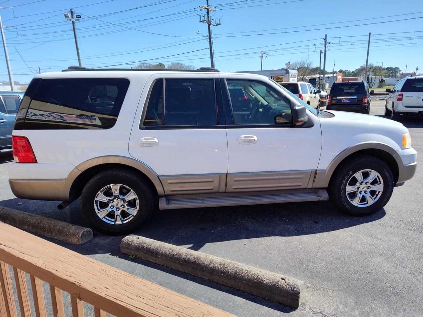 2003 White Ford Expedition Eddie Bauer 4WD (1FMPU18LX3L) with an 5.4L V8 SOHC 16V engine, 4-Speed Automatic Overdrive transmission, located at 5700 Curlew Drive, Norfolk, VA, 23502, (757) 455-6330, 36.841885, -76.209412 - Photo#19